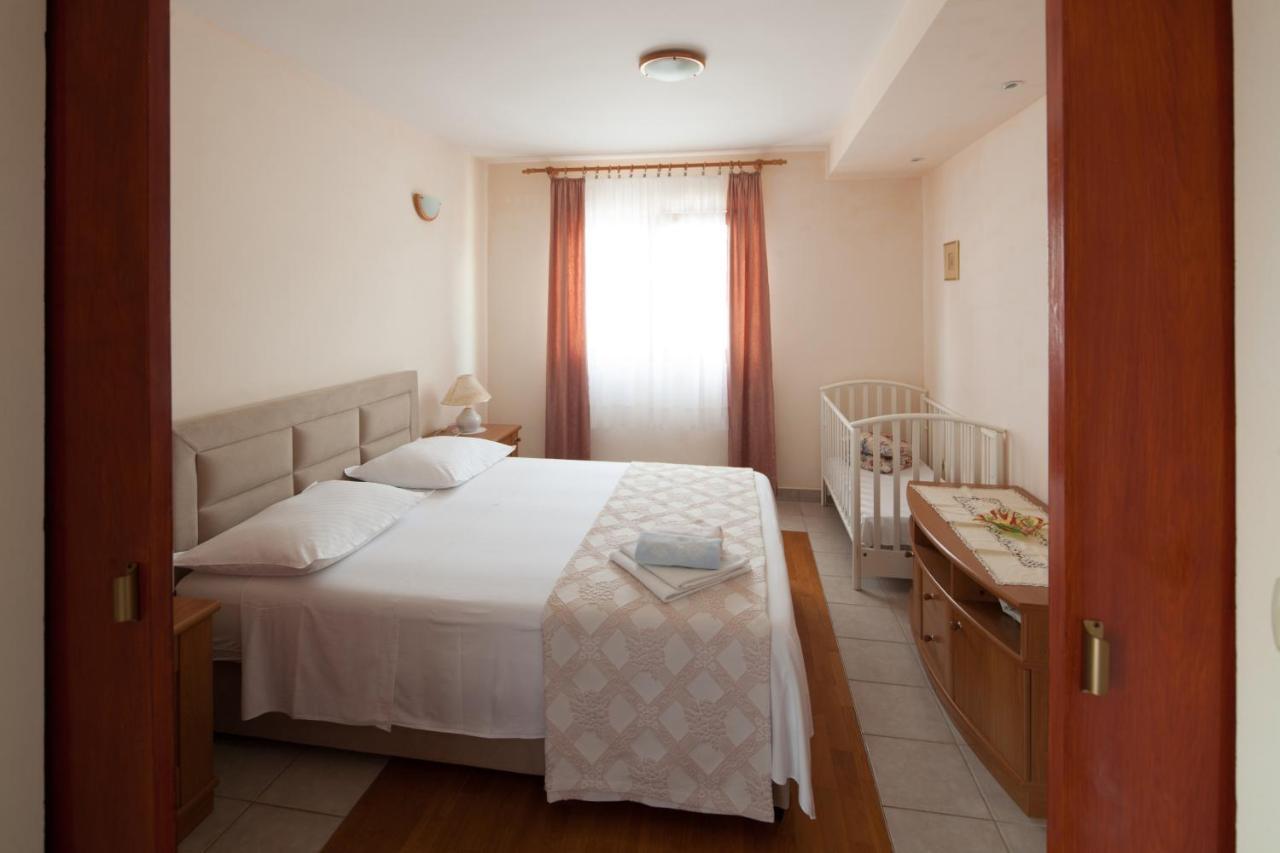 Apartments By The Sea Bilo, Primosten - 4191 Exterior photo